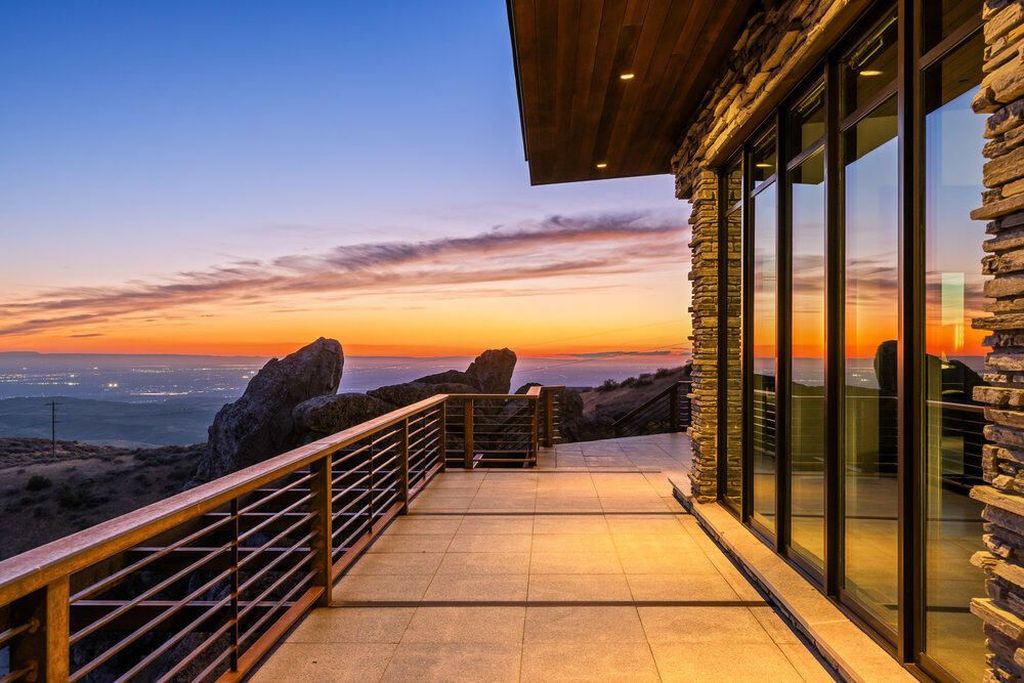 Nature and Architecture Unite in This Iconic Idaho Home Listed for 5925000 47
