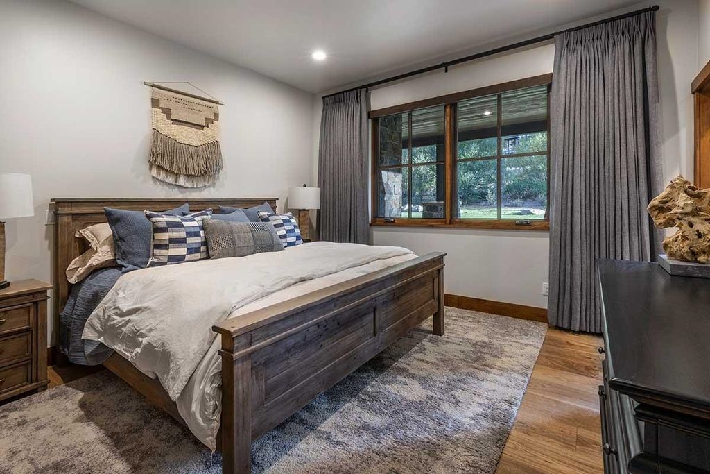 California Living Perfected Martis Camp Home Seamlessly Blending Grandeur and Warmth for 7479000 19