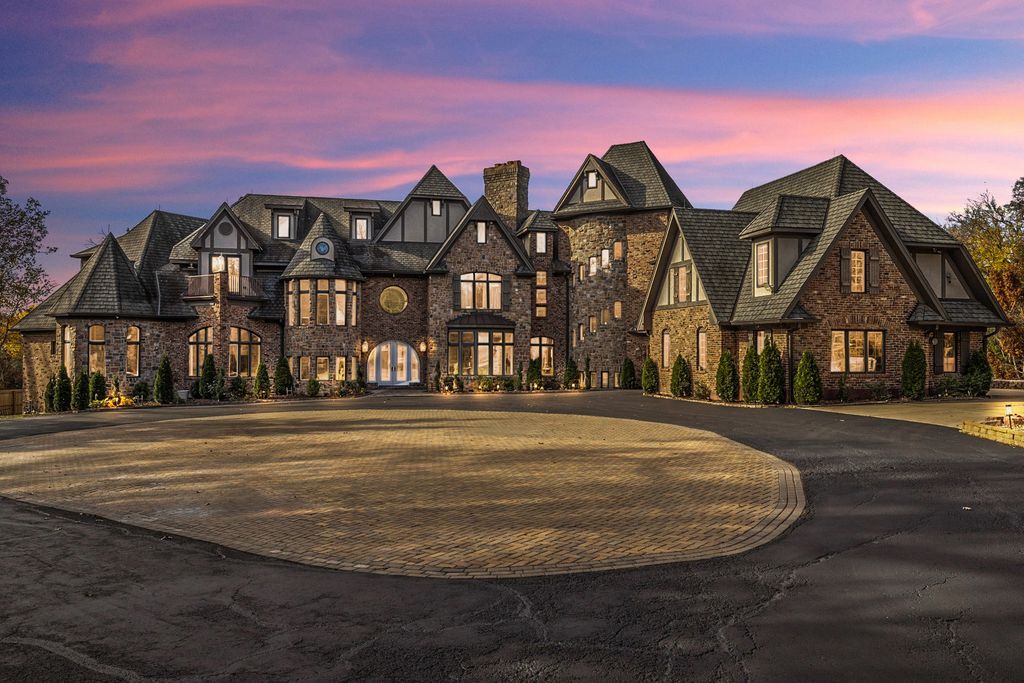 Elegant Illinois Retreat Rare 1.43 Acre Estate Offering Ultimate Privacy and Opulence Priced at 4.1 Million 2