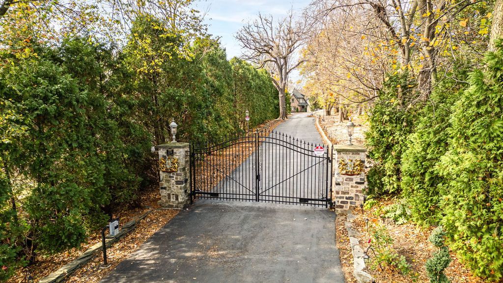 Elegant Illinois Retreat Rare 1.43 Acre Estate Offering Ultimate Privacy and Opulence Priced at 4.1 Million 3