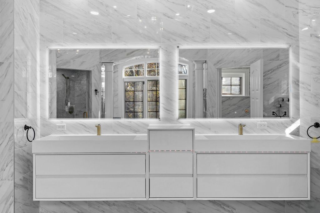 Elegant Illinois Retreat Rare 1.43 Acre Estate Offering Ultimate Privacy and Opulence Priced at 4.1 Million 34