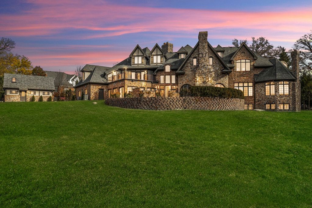 Elegant Illinois Retreat Rare 1.43 Acre Estate Offering Ultimate Privacy and Opulence Priced at 4.1 Million 4