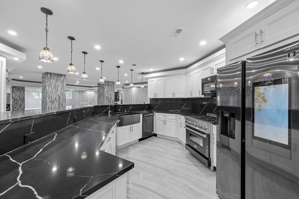 Elegant Illinois Retreat Rare 1.43 Acre Estate Offering Ultimate Privacy and Opulence Priced at 4.1 Million 41