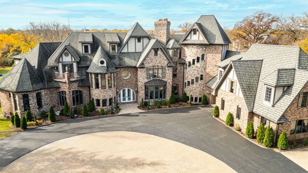 Elegant Illinois Retreat Rare 1.43 Acre Estate Offering Ultimate Privacy and Opulence Priced at 4.1 Million 5