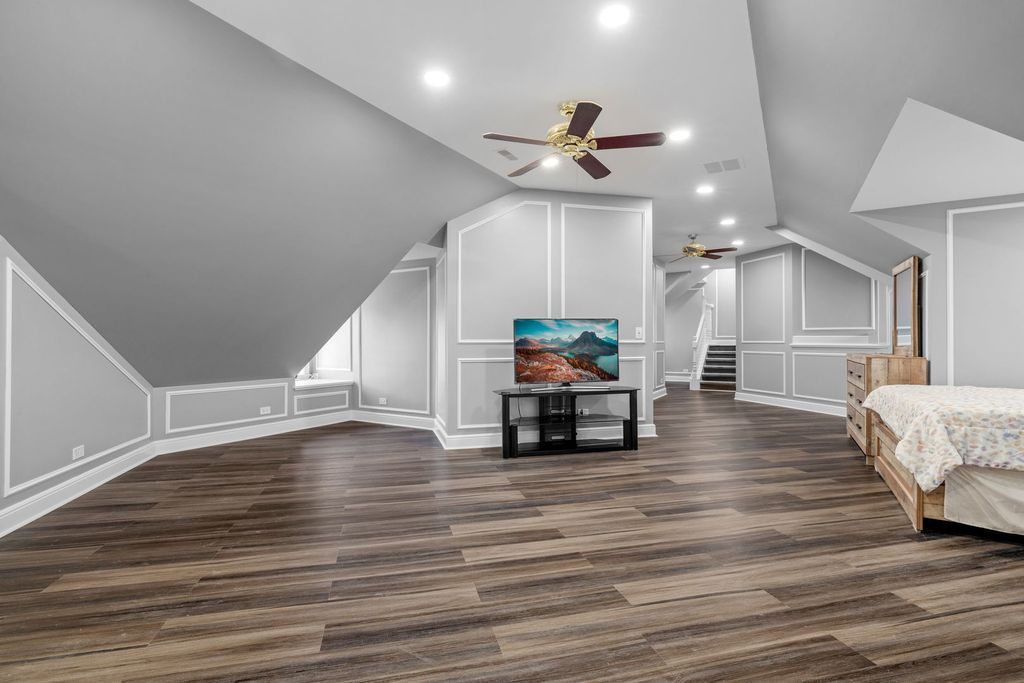 Elegant Illinois Retreat Rare 1.43 Acre Estate Offering Ultimate Privacy and Opulence Priced at 4.1 Million 54