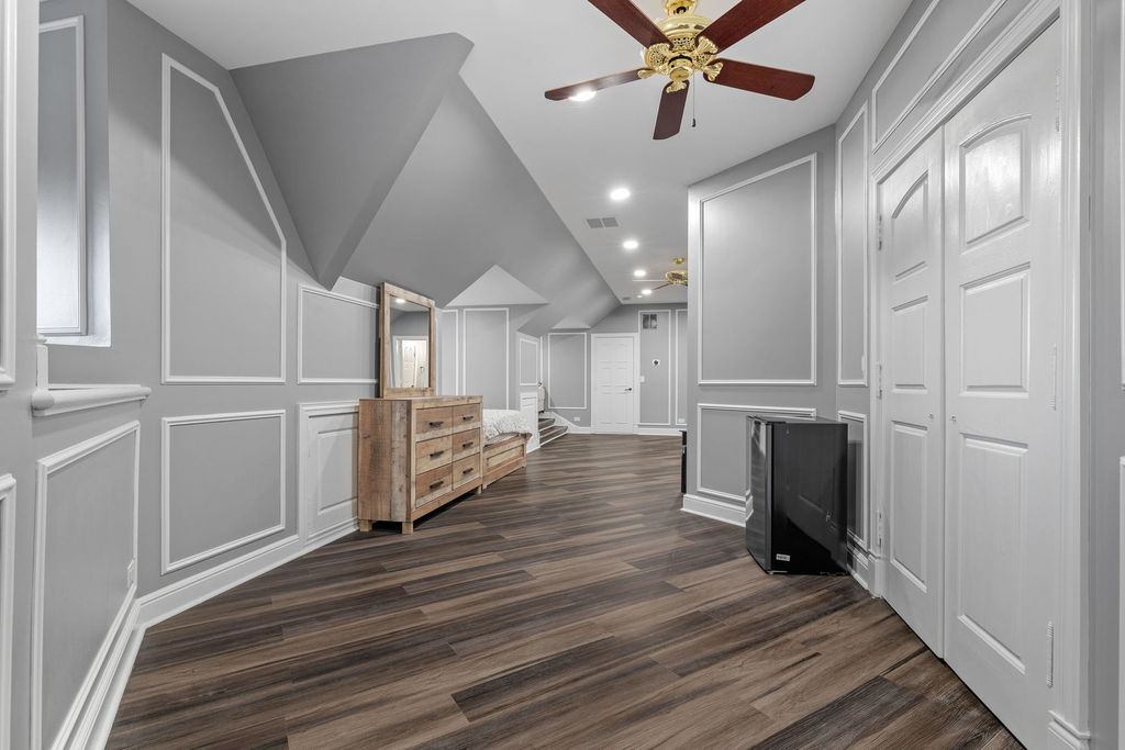 Elegant Illinois Retreat Rare 1.43 Acre Estate Offering Ultimate Privacy and Opulence Priced at 4.1 Million 55