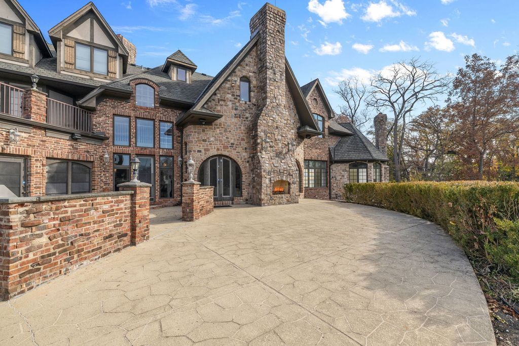 Elegant Illinois Retreat Rare 1.43 Acre Estate Offering Ultimate Privacy and Opulence Priced at 4.1 Million 58