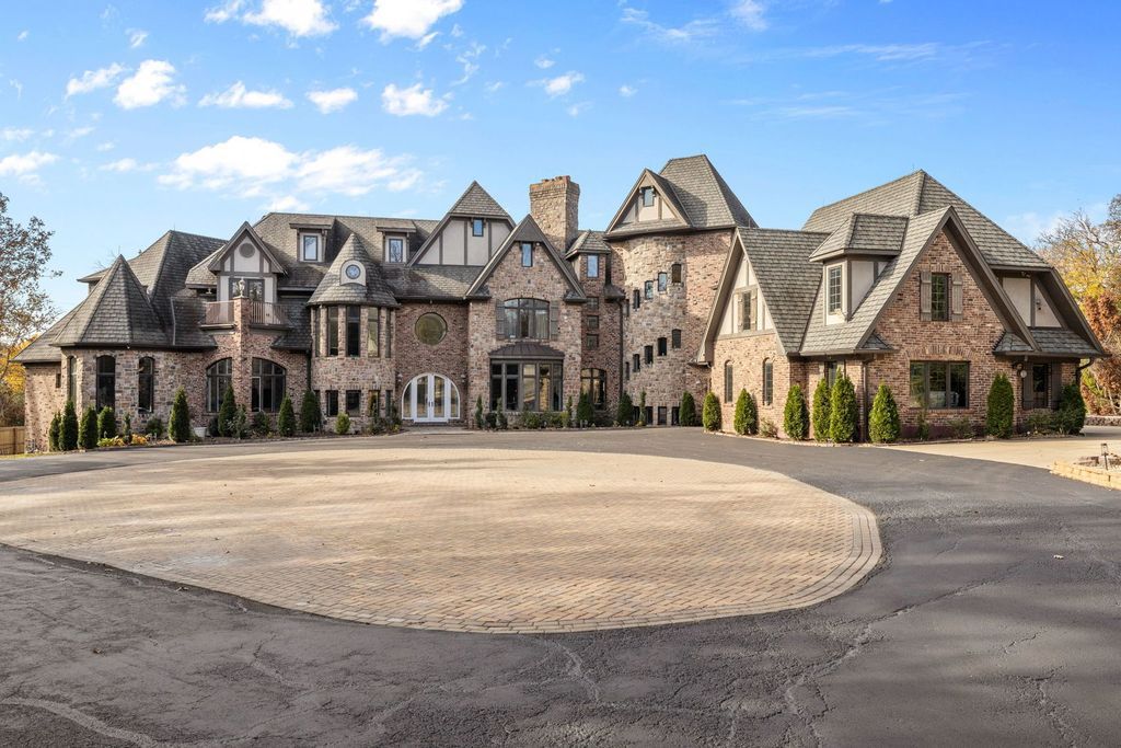 Elegant Illinois Retreat Rare 1.43 Acre Estate Offering Ultimate Privacy and Opulence Priced at 4.1 Million 60