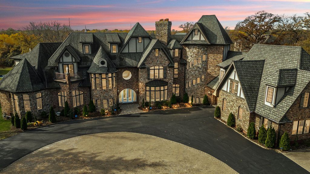 Elegant Illinois Retreat Rare 1.43 Acre Estate Offering Ultimate Privacy and Opulence Priced at 4.1 Million 61