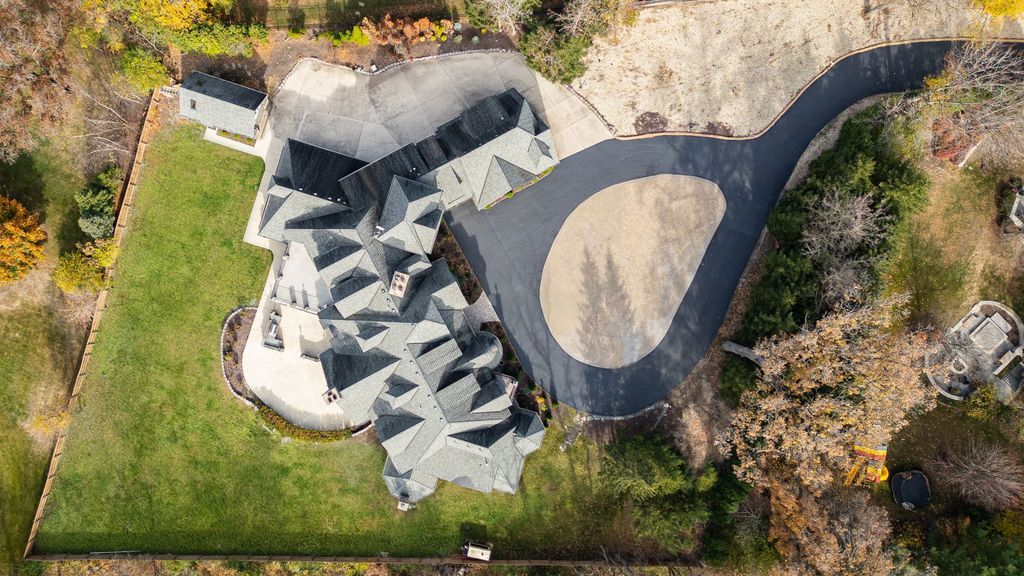 Elegant Illinois Retreat Rare 1.43 Acre Estate Offering Ultimate Privacy and Opulence Priced at 4.1 Million 8
