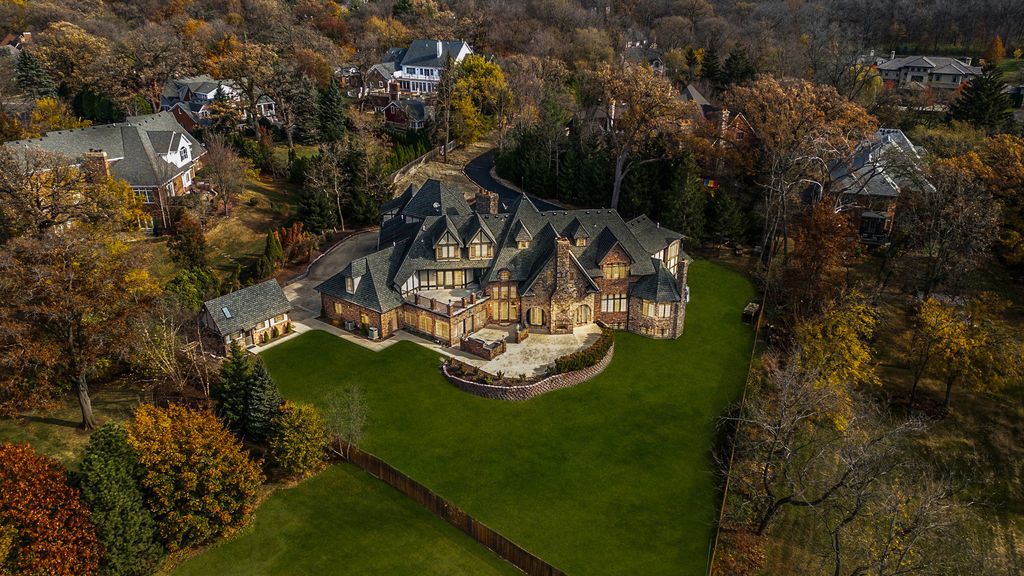 Elegant Illinois Retreat Rare 1.43 Acre Estate Offering Ultimate Privacy and Opulence Priced at 4.1 Million 9