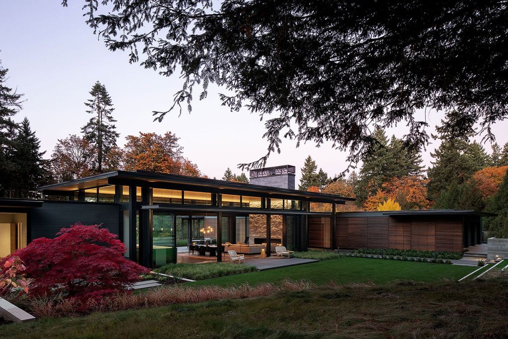 Glass Link House in Oregon by Scott Edwards Architecture