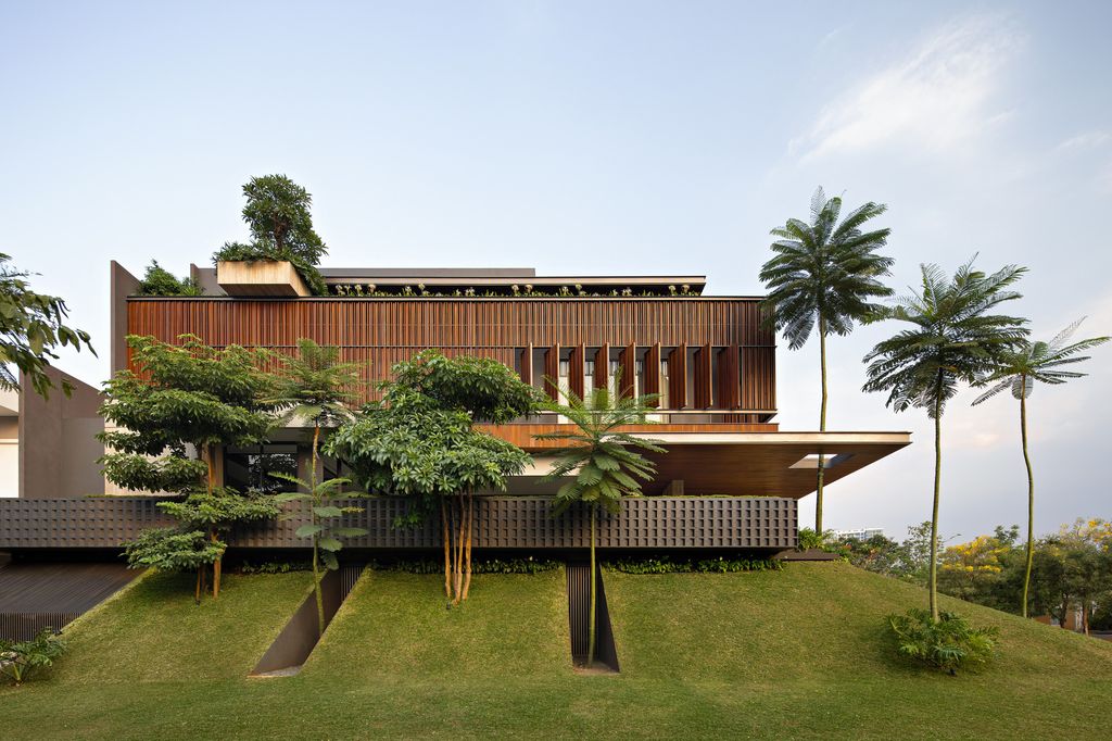 Mentari House Haven of Light Air Privacy by Axial Studio 12