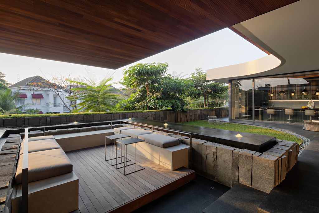 Mentari House Haven of Light Air Privacy by Axial Studio 15
