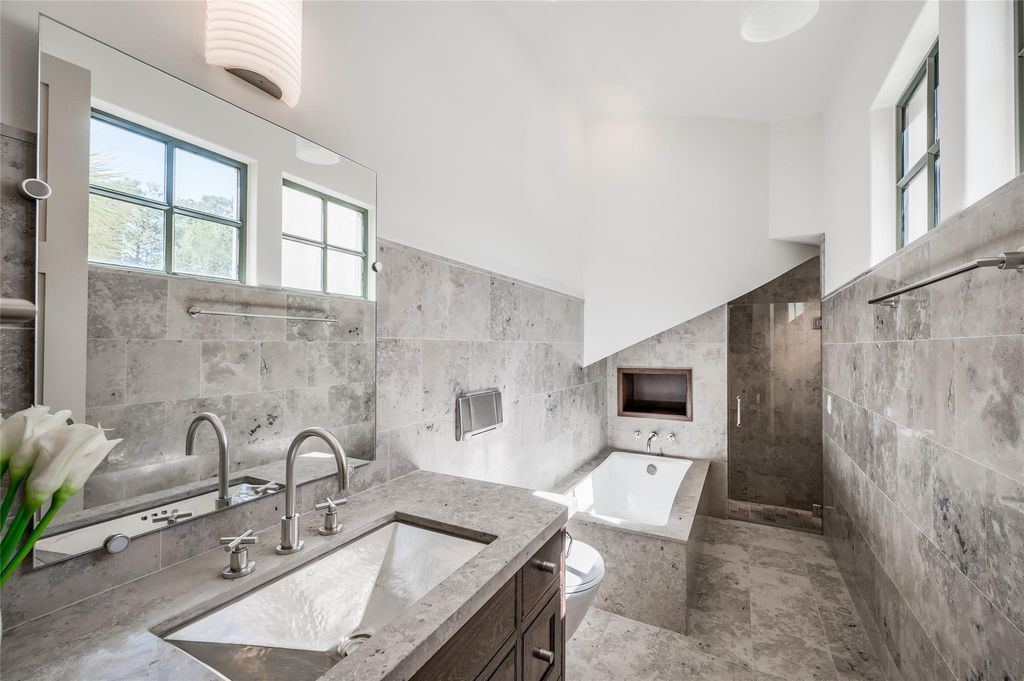 A Masterpiece of Timeless Elegance and Modern Design in Texas Offered at 19.99 Million 37