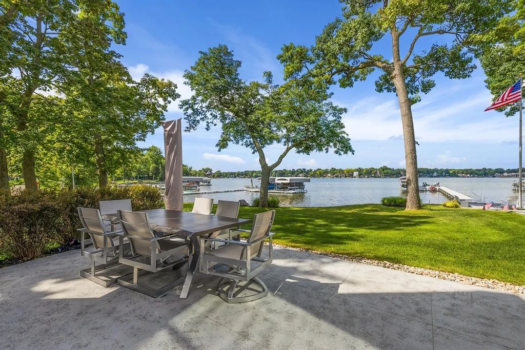 A Waterfront Dream Stunning Modern Lake Home in Michigan for 4199000 38