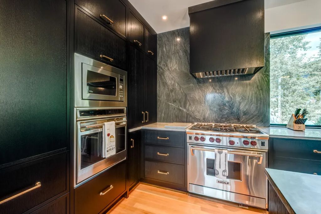 A Winter Wonderland Ski InSki Out Home with Panoramic Mountain Views for C14.9 Million in Canada 10