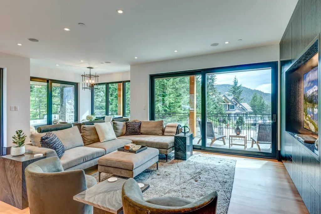 A Winter Wonderland Ski InSki Out Home with Panoramic Mountain Views for C14.9 Million in Canada 11