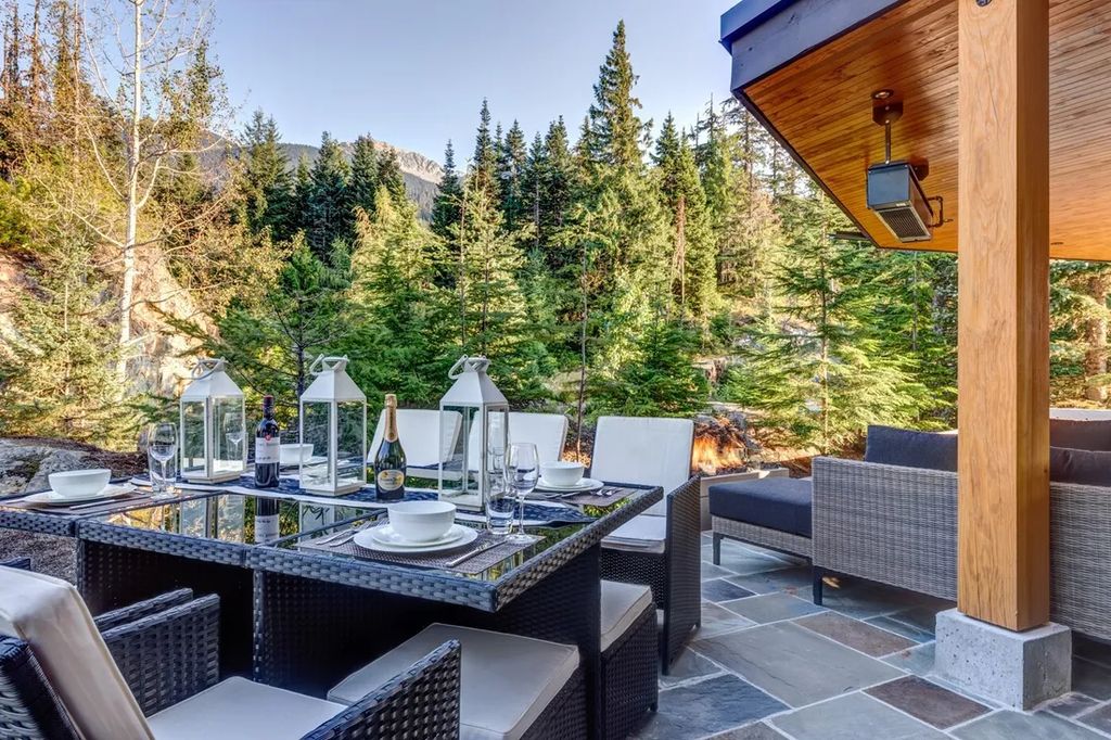 A Winter Wonderland Ski InSki Out Home with Panoramic Mountain Views for C14.9 Million in Canada 15