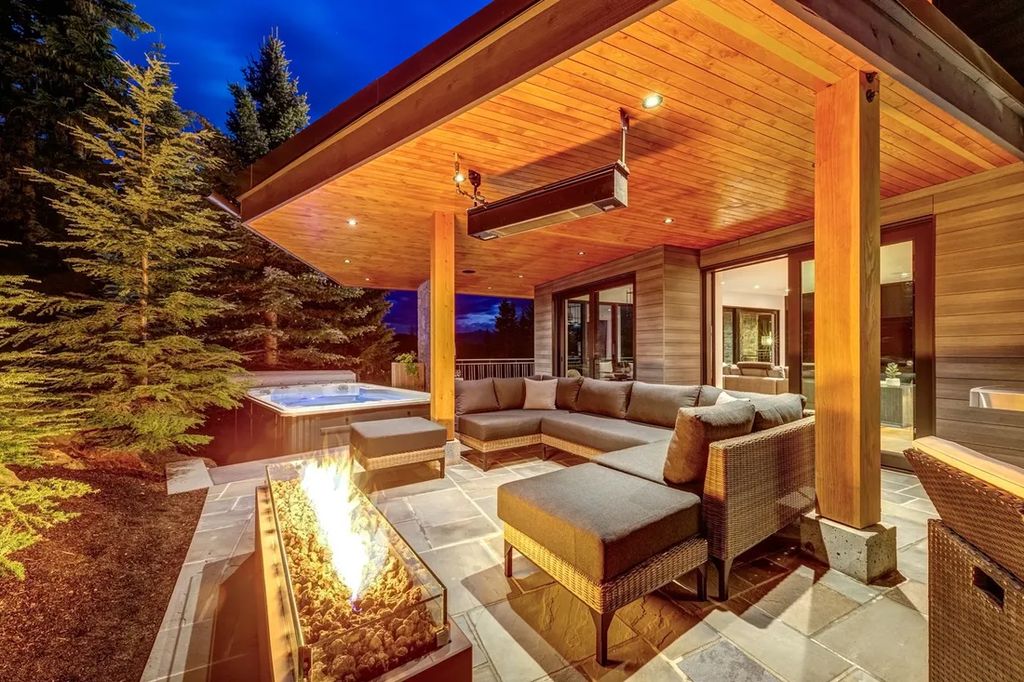 A Winter Wonderland Ski InSki Out Home with Panoramic Mountain Views for C14.9 Million in Canada 16