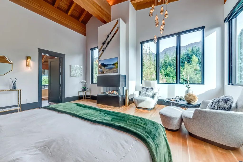A Winter Wonderland Ski InSki Out Home with Panoramic Mountain Views for C14.9 Million in Canada 19