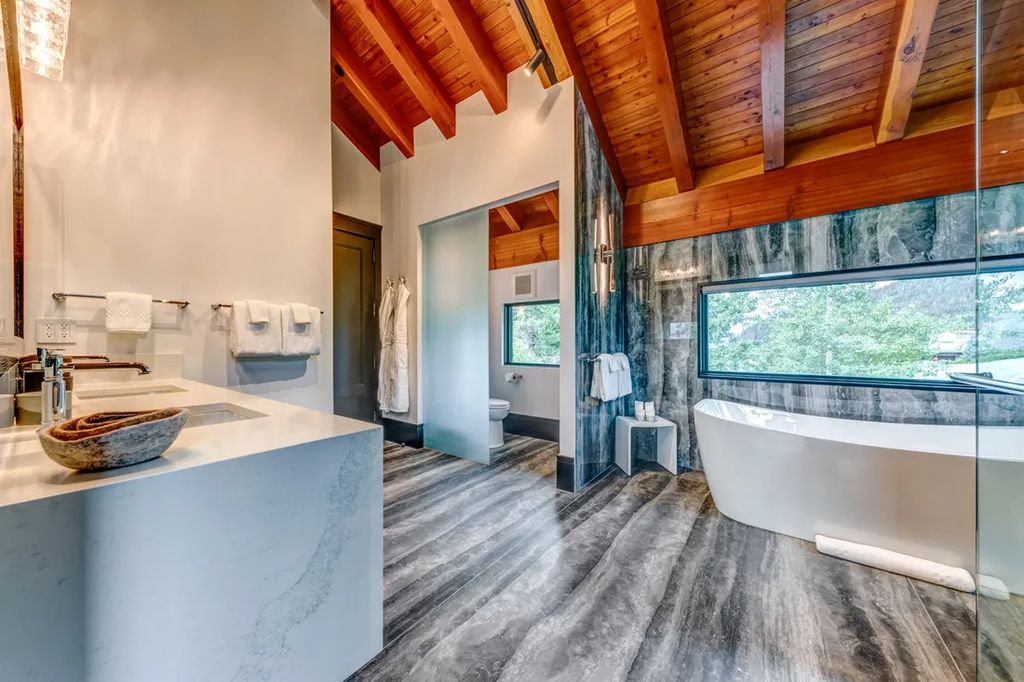 A Winter Wonderland Ski InSki Out Home with Panoramic Mountain Views for C14.9 Million in Canada 20