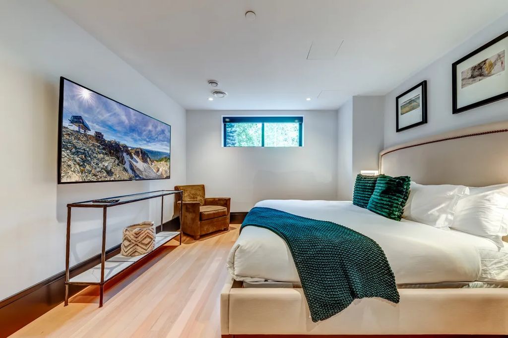 A Winter Wonderland Ski InSki Out Home with Panoramic Mountain Views for C14.9 Million in Canada 32