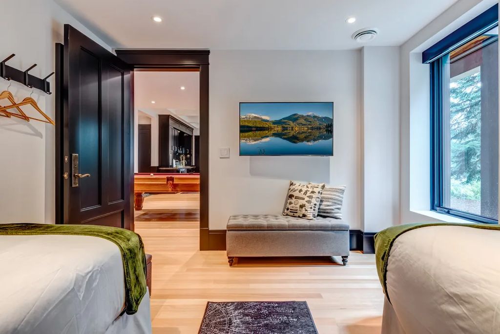A Winter Wonderland Ski InSki Out Home with Panoramic Mountain Views for C14.9 Million in Canada 35