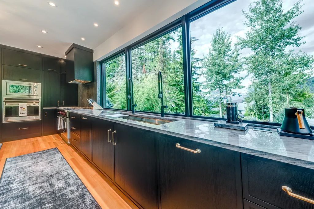 A Winter Wonderland Ski InSki Out Home with Panoramic Mountain Views for C14.9 Million in Canada 9