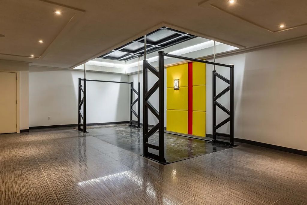 Extraordinary Custom Home in Canada Redefines Luxury Living for C10.8 Million 32