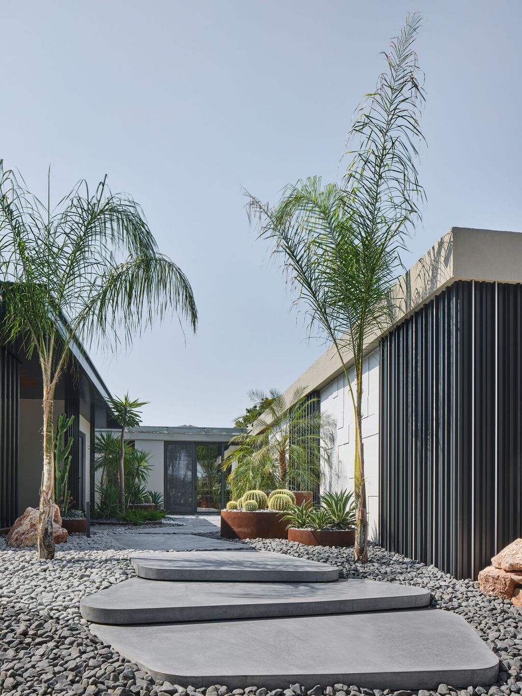 N House, Blend of Modernity and Comfort by Ofisvesaire