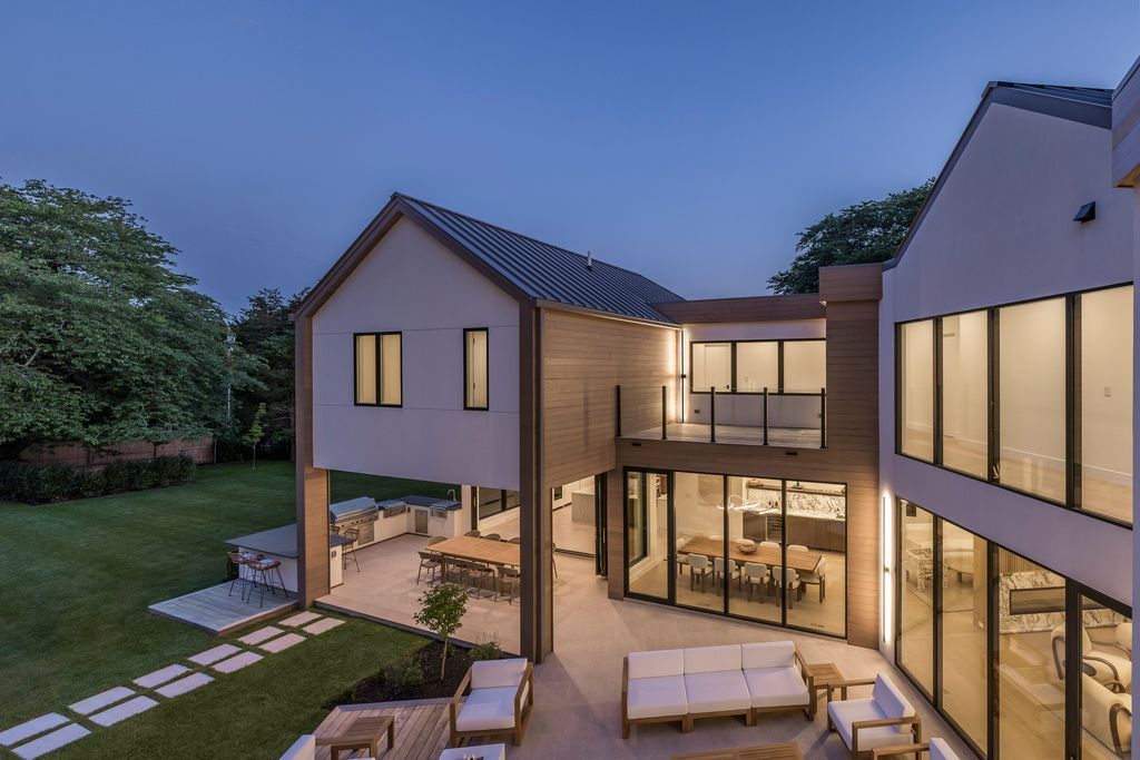 Opulent Living Redefined Stunning New Home in East Hampton Listed for 9195000 12