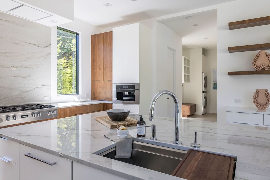 Opulent Living Redefined Stunning New Home in East Hampton Listed for 9195000 53