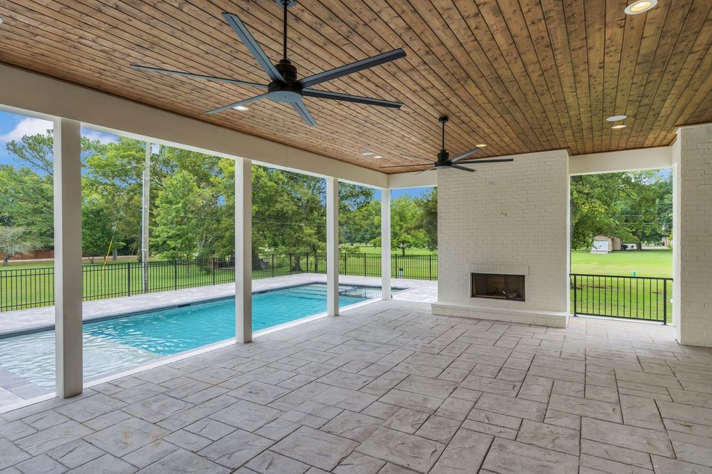 Sophisticated Serenity Tennessee Home Nestled on 1.27 Acres of Flat Land Asking 4099999 41