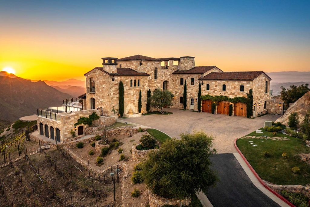 Timeless Tuscan Design Meets Malibus Beauty 29995000 Villa with Stunning Views 1