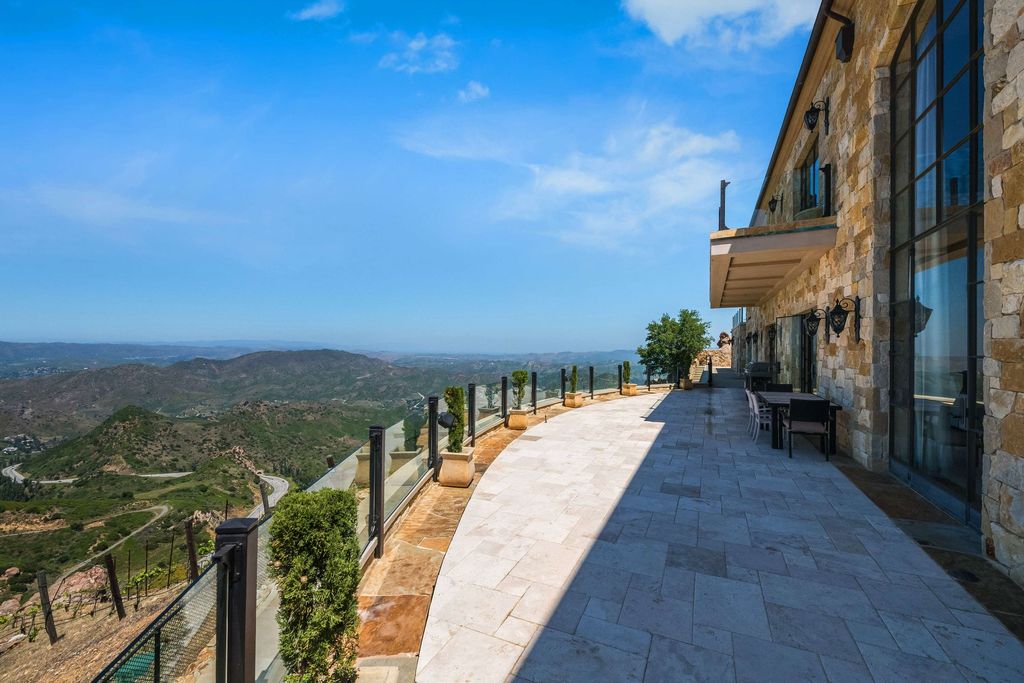 Timeless Tuscan Design Meets Malibus Beauty 29995000 Villa with Stunning Views 10