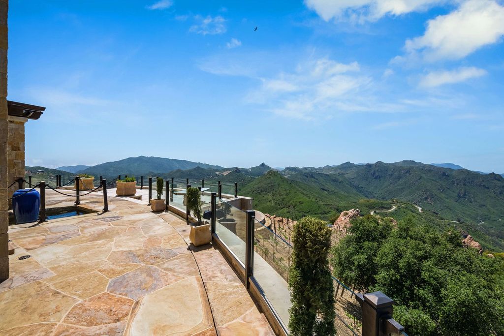 Timeless Tuscan Design Meets Malibus Beauty 29995000 Villa with Stunning Views 11