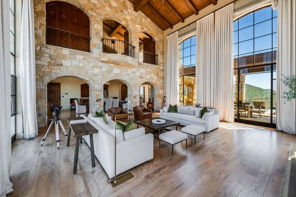 Timeless Tuscan Design Meets Malibus Beauty 29995000 Villa with Stunning Views 13