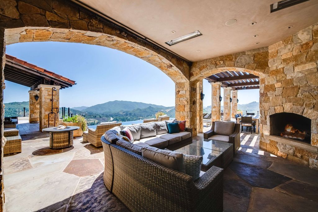 Timeless Tuscan Design Meets Malibus Beauty 29995000 Villa with Stunning Views 19