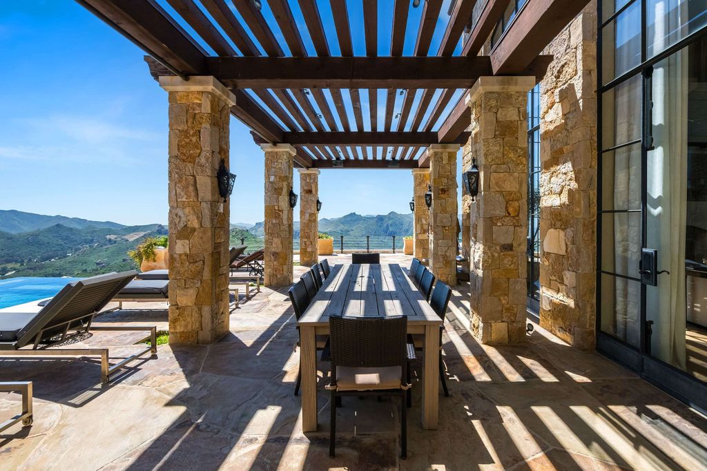 Timeless Tuscan Design Meets Malibus Beauty 29995000 Villa with Stunning Views 20
