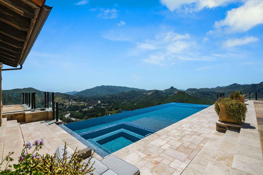 Timeless Tuscan Design Meets Malibus Beauty 29995000 Villa with Stunning Views 22