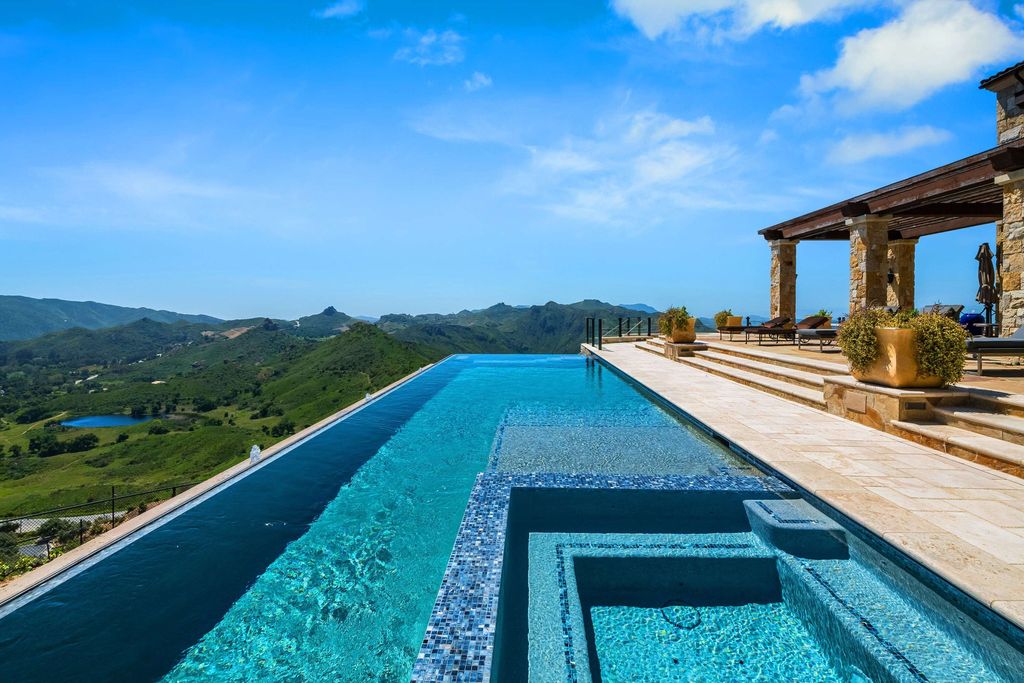 Timeless Tuscan Design Meets Malibus Beauty 29995000 Villa with Stunning Views 23