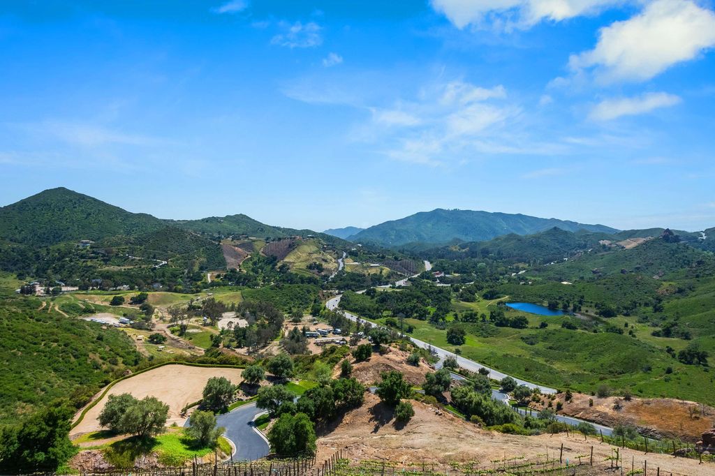 Timeless Tuscan Design Meets Malibus Beauty 29995000 Villa with Stunning Views 26