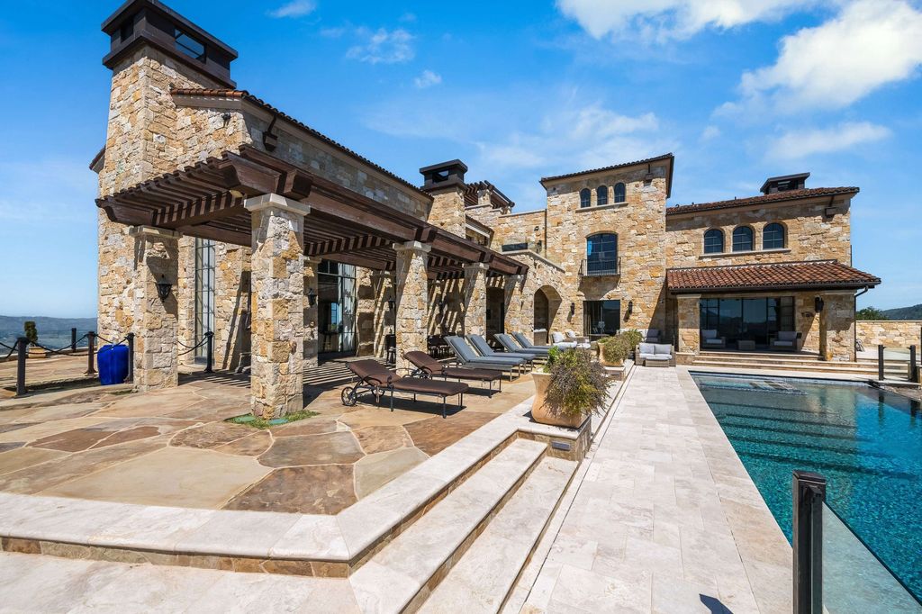 Timeless Tuscan Design Meets Malibus Beauty 29995000 Villa with Stunning Views 27