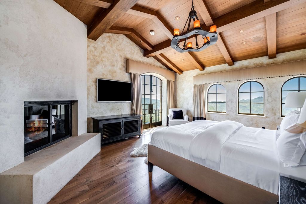 Timeless Tuscan Design Meets Malibus Beauty 29995000 Villa with Stunning Views 34
