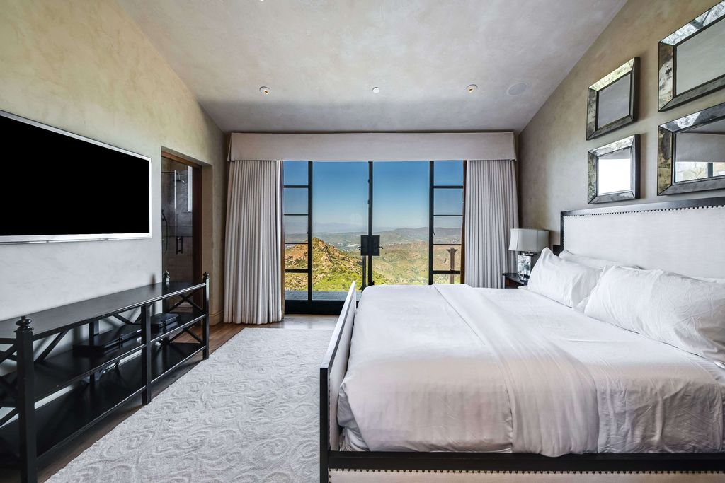 Timeless Tuscan Design Meets Malibus Beauty 29995000 Villa with Stunning Views 36