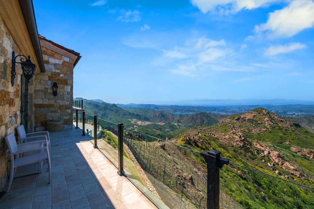 Timeless Tuscan Design Meets Malibus Beauty 29995000 Villa with Stunning Views 37