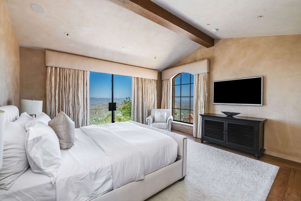Timeless Tuscan Design Meets Malibus Beauty 29995000 Villa with Stunning Views 38