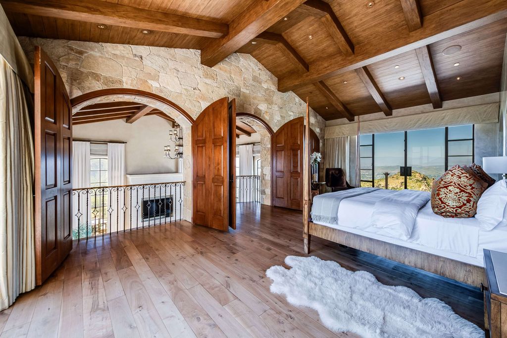 Timeless Tuscan Design Meets Malibus Beauty 29995000 Villa with Stunning Views 39