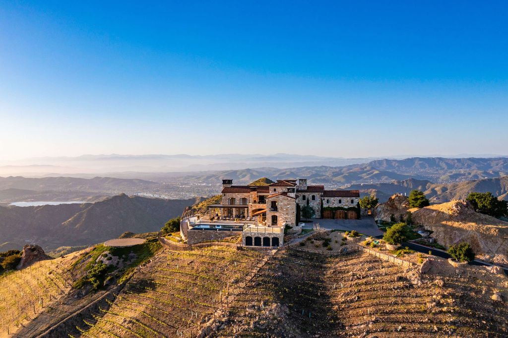 Timeless Tuscan Design Meets Malibus Beauty 29995000 Villa with Stunning Views 51